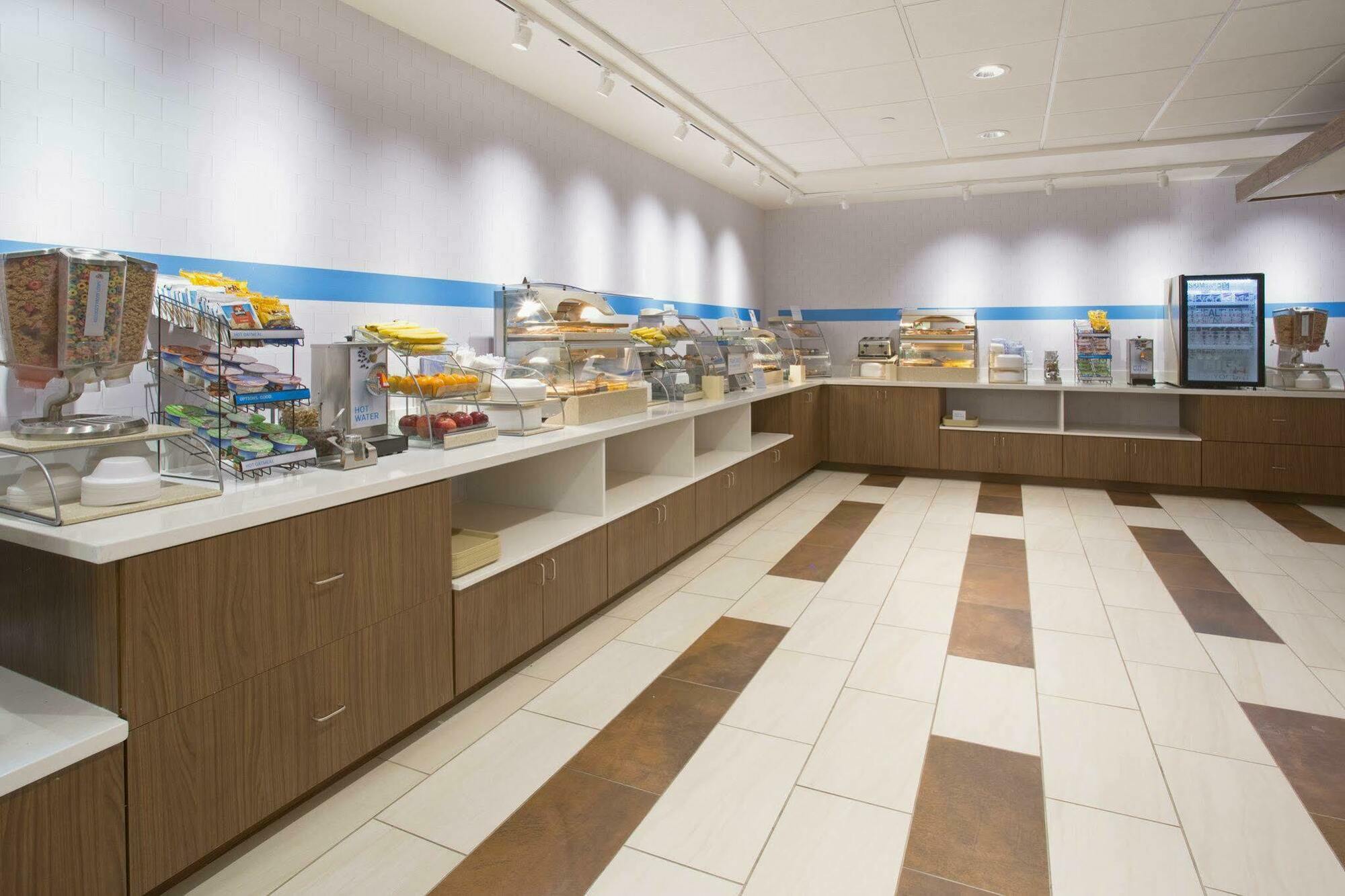 Holiday Inn Express & Suites Chicago North Shore - Niles By Ihg Esterno foto
